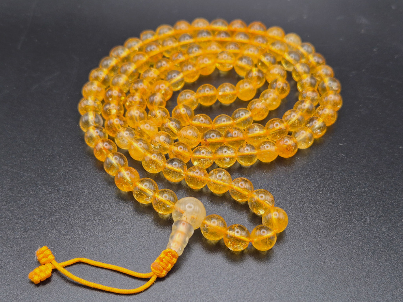 Handgefertigte Mala aus gelb getöntem Quarz mit 108 Perlen – warm leuchtend und klar in der Ausstrahlung.